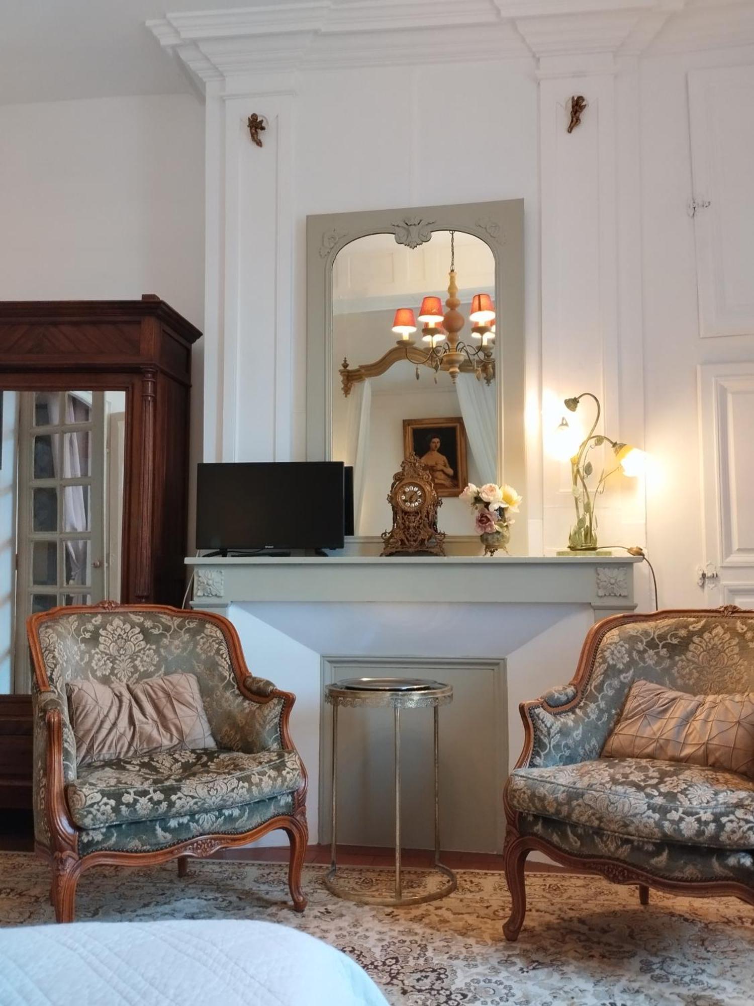 Aparthotel Le Logis De Saint Cyr Issoudun Esterno foto